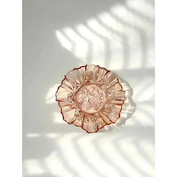 Vintage Indiana Intaglia Peach Ruffled Edge Bowl - Picture 2 of 8